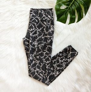 🔴 Nike gray and black abstract print athletic workout leggings size M